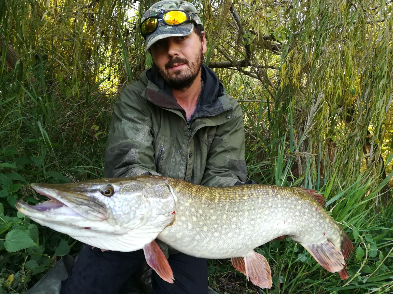 Alessio Giulioni with a customer